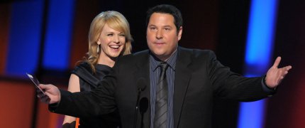 Get out the way! You're blocking the view! peoples_choice_awards_onstage_007