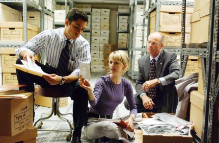 Isn't that the most beautiful man you've ever seen? - Lilly, I've told you, put you photo of RichE away! - Sorry boss s02e03_still_001