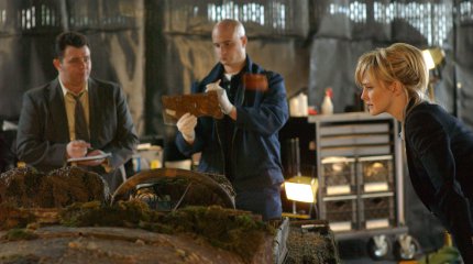 I can get into this photo if I just lean in a bit... s02e22_still_004