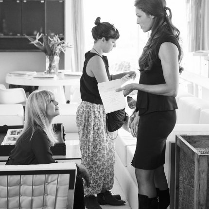 Shouldn't Amanda be looking up to Kathryn? Colony_S01E04_on_set_001